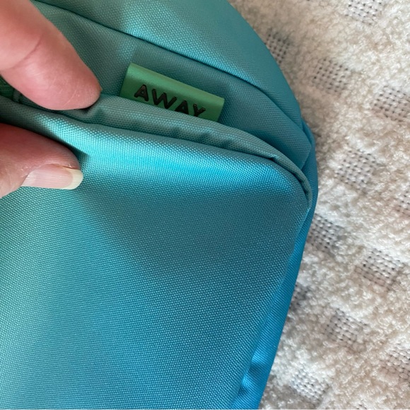 Away Aura collection The Everywhere sling bag - Picture 2 of 9